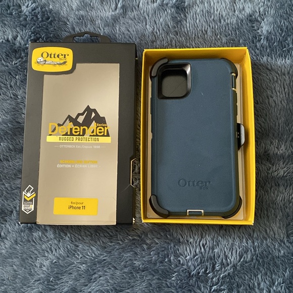 Otter Box IPhone 11 Case and Clip - Picture 3 of 5